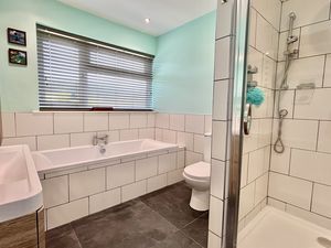 Master En-suite- click for photo gallery